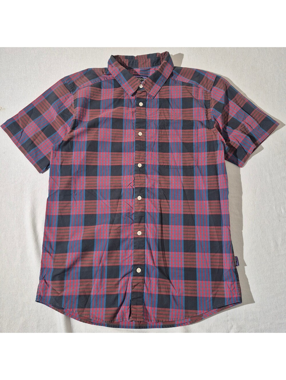 Patagonia Organic Cotton L Large red navy plaid short sleeve button-up shirt
